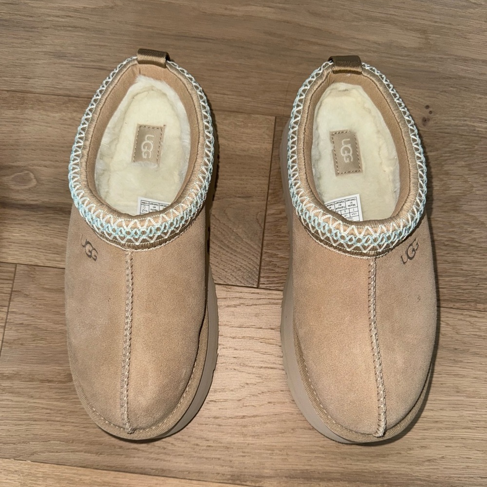 NWT UGG TAZZ